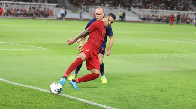 Penyerang Timnas Indonesia, Beto Goncalves (depan) berebut bola dengan pemain Timnas Thailand dalam laga putaran kedua kualifikasi Piala Dunia 2022 Zona Asia Grup G di Stadion Utama Gelora Bung Karno, Selasa (10/9/2019). [Suara.com/Arya Manggala]