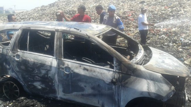 Depresi Berat, Warga Surabaya Bakar Mobil di TPA Ngipik Gresik