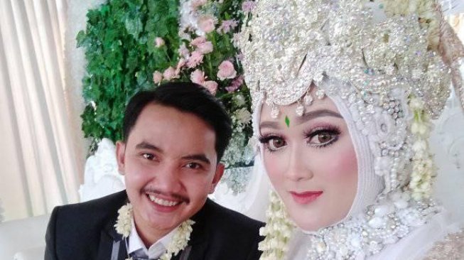 Foto viral pasangan nikah beneran. (Facebook/Agus Gunawan)