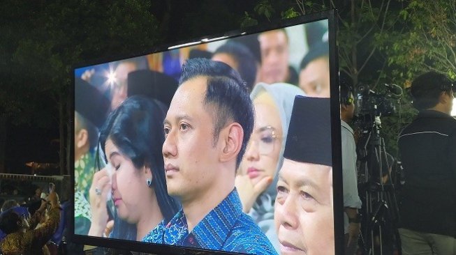 Agus Harimurti Yudhoyono tampak menangis di malam 100 hari meninggalnya sang ibunda Ani Yudhoyono, Senin (9/9/2019) malam. (Suara.com/Stephanus Aranditio)