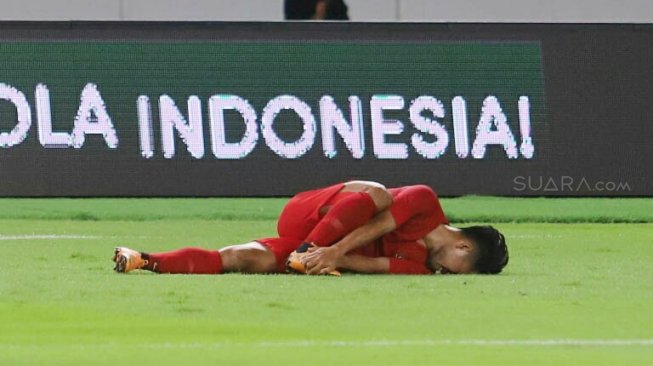 Pemain Timnas Indonesia Andik Vermansah terjatuh dalam pertandingan Kualifikasi Piala Dunia 2022 Zona Asia Grup G melawan Timnas Thailand di Stadion Utama Gelora Bung Karno, Senayan, Jakarta, Selasa (10/9).[Suara.com/Arya Manggala]