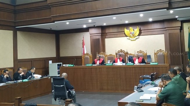 Kivlan Zen saat menjalani sidang pembacaan dakwaan terkait kasus senpi ilegal. (Suara.com/M Yasir).