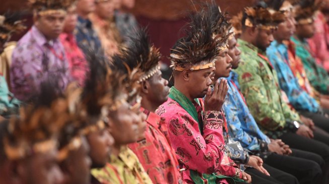 Sejumlah tokoh Papua mengikuti pertemuan dengan Presiden Joko Widodo di Istana Negara, Jakarta, Selasa (10/9). [ANTARA FOTO/Akbar Nugroho Gumay]