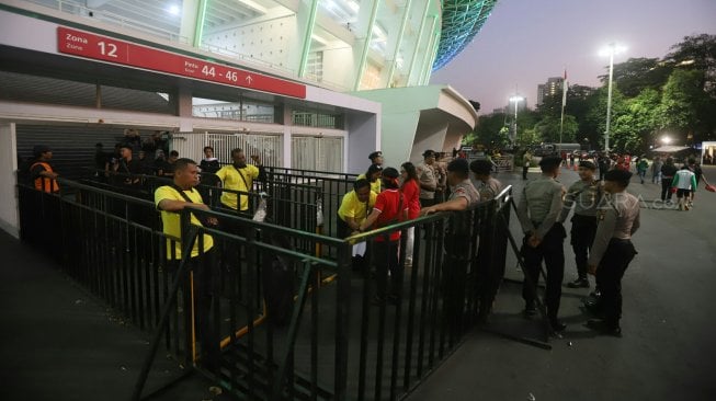 Suasana sepi jelang pertandingan Indonesia melawan Thailand dalam Kualifikasi Piala Dunia 2022 Zona Asia Grup G di Stadion Utama Gelora Bung Karno, Senayan, Jakarta, Selasa (10/9). [Suara.com/Arya Manggala]