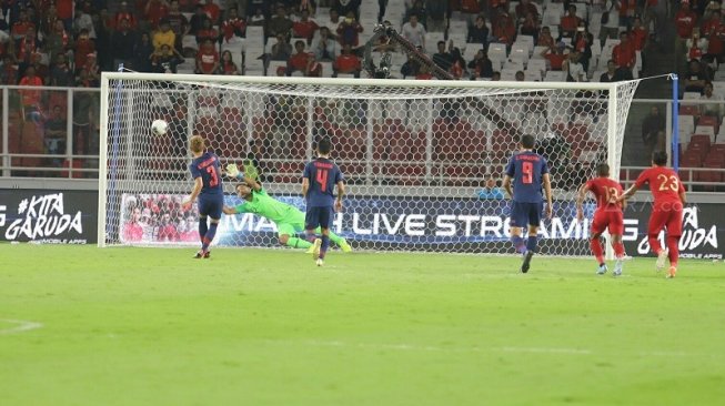 Penalti Theerathon Bunmathan Tambah Penderitaan Indonesia