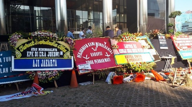 Penampakan karangan bunga di pelataran gedung KPK, Jakarta (Suara.com/Welly H).