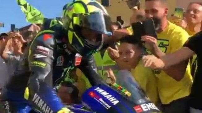 Nggak Nyantai, Valentino Rossi Geber Motornya di Tengah Kerumunan Massa