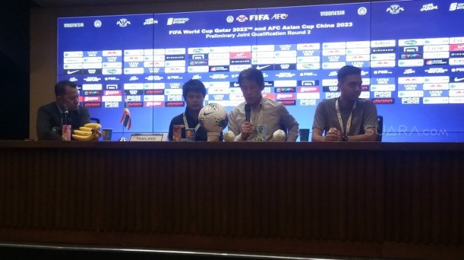 Pelatih Timnas Thailand, Akira Noshino dalam jumpa pers setelah laga putaran kedua kualifikasi Piala Dunia 2022 Zona Asia Grup G kontra Timnas Indonesia di SUGBK, Selasa (10/9/2019) malam. [Adie Prasetyo Nugraha / suara.com]