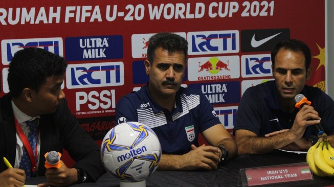 Pelatih Timnas Iran U-19, Sirous Pourmousavi (tengah) memberi keterangan saat konferensi pers usai laga uji coba internasional antara Timnas Indonesia U-19 vs Iran di Stadion Mandala Krida, Yogyakarta, Rabu (11/9/2019). [Muhammad Ilham Baktora/Suara.com]