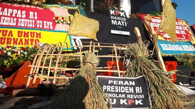 Keranda Mayat, Bendera Kuning hingga Karangan Bunga Berjejer di KPK