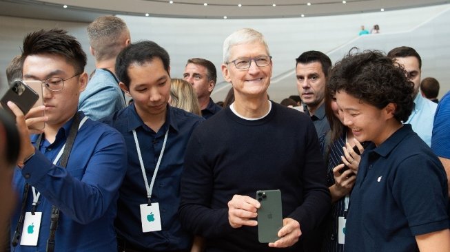 CEO Apple, Tim Cook memperkenalkan iPhone 11 Pro saat peluncuran resminya di Cupertino, Calilfornia, Amerika Serikat, (11/9/2019) dini hari WIB. [AFP/Josh Edelson]