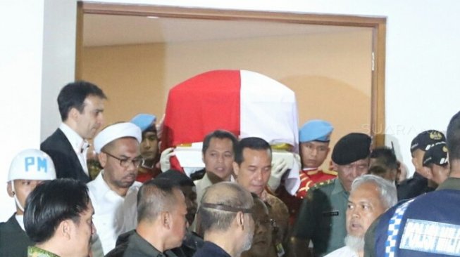 Petugas membawa peti jenazah berisi almarhum Presiden ke-3 RI BJ Habibie ke dalam mobil ambulans di Rumah Sakit Pusat Angkatan Darat (RSPAD) Gatot Soebroto, Jakarta, Rabu (11/9). [Suara.com/Arya Manggala]