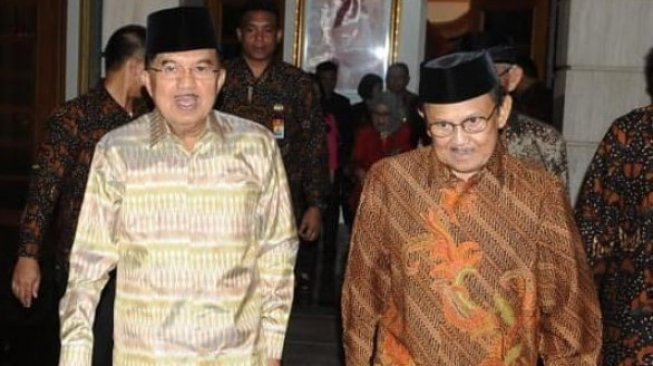 Mengenang Kepergian, JK Unggah Foto Habibie Berbatik Cokelat