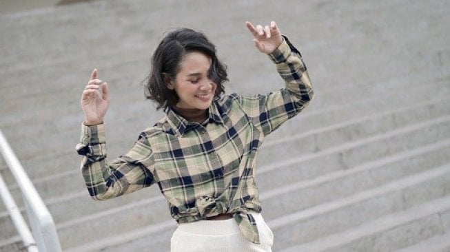 Mengenakan Kemeja Flannel, Begini Gaya Stylish Andien Aisyah