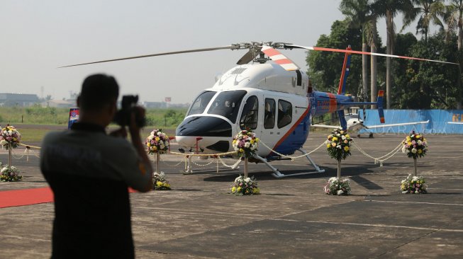 Petugas memeriksa Helikopter jenis Bell 429/P-3203 di Hanggar 3 Ditpoludara Korpolairud Polri, Jakarta, Rabu (11/9). [Suara.com/Arya Manggala]