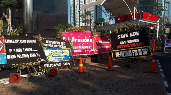 Penampakan karangan bunga di pelataran gedung KPK, Jakarta (Suara.com/Welly H).