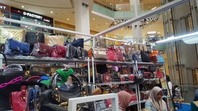 Bazaar barang branded masih diminati masyarakat. (Suara.com/Vessy Frizona)