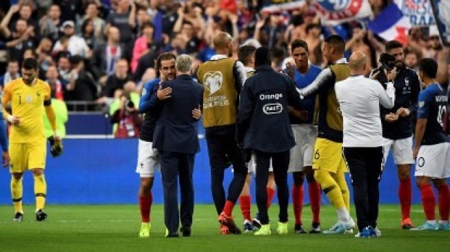Pemain timnas Prancis Antoine Griezmann memeluk pelatih Didier Deschamps usai mengalahkan  Andorra di kualifikasi Piala Eropa 2020, Rabu (11/9/2019). [AFP]