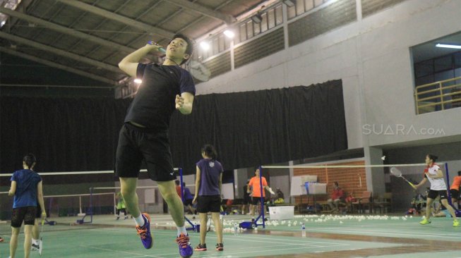 Suasana latihan Hendra Setiawan dan Mohammad Ahsan di Pelatnas PBSI, Cipayung, Jakarta Timur, Rabu (11/9). [Suara.com/Angga Budhiyanto]