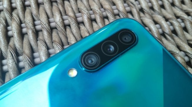 Tiga kamera belakang Samsung Galaxy A50s, ponsel yang diluncurkan di Jakarta, Rabu (11/9/2019). [Suara.com/Tivan Rahmat]