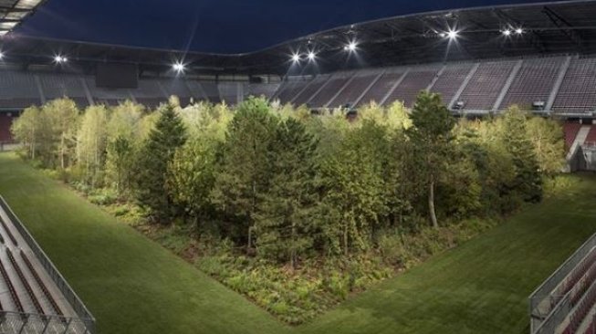 Stadion Worthersee di Austria berubah jadi hutan lebat. (Instagram/forforestklagenfurt)