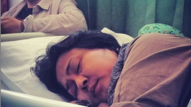 Ria Irawan dirawat di RSCM karena kanker. [Instagram]