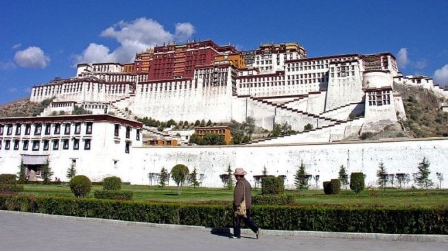 Rela Jalan Kaki Ribuan Mil Demi Secerca Harapan di Istana Potala Tibet