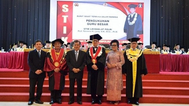 Wakil Presiden Jusuf Kalla (JK) menyaksikan pengukuhan Menteri Hukum dan HAM (Menkumham) Yasonna H. Laoly menjadi Guru Besar Sekolah Tinggi Ilmu Kepolisian (STIK) Lemdiklat Polri. (Foto dok Setwapres)