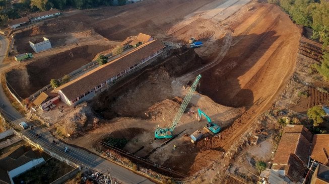 Foto udara SDN Cijolang yang terdampak proyek Tol Cisumdawu di Tanjungsari, Kabupaten Sumedang, Jawa Barat, Selasa (10/9).  [ANTARA FOTO/Raisan Al Farisi]
