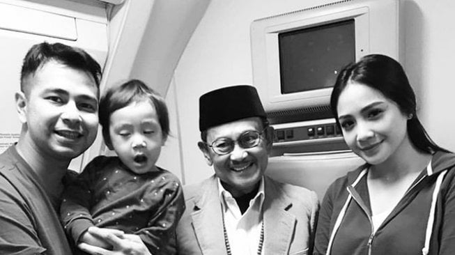 BJ Habibie diapit Raffi Ahmad dan Nagita Slavina. [Instagram]