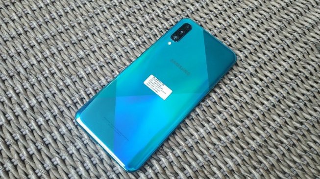 Tampak belakang Samsung Galaxy A50s, ponsel yang diluncurkan di Jakarta Rabu (11/9/2019). [Suara.com/Tivan Rahmat]