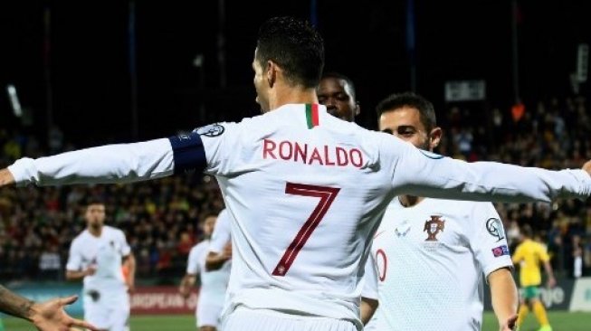 Bintang Portugal Cristiano Ronaldo merayakan golnya ke gawang Lithuania pada kualifikasi Piala Eropa 2020 di Vilnius. Petras Malukas / AFP
