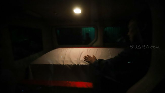 Petugas membawa peti jenazah berisi almarhum Presiden ke-3 RI BJ Habibie ke dalam mobil ambulans di Rumah Sakit Pusat Angkatan Darat (RSPAD) Gatot Soebroto, Jakarta, Rabu (11/9). [Suara.com/Arya Manggala]