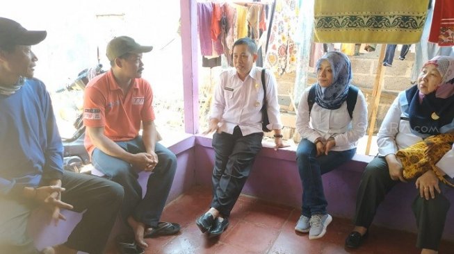 KPAI Bekasi, DP3A, dan aparat kepolisian saat mendatangi rumah bocah FA di Bekasi. (Suara.com/Yacub).