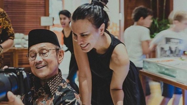 Keakraban Sophia Latjuba dan BJ Habibie. [Instagram]