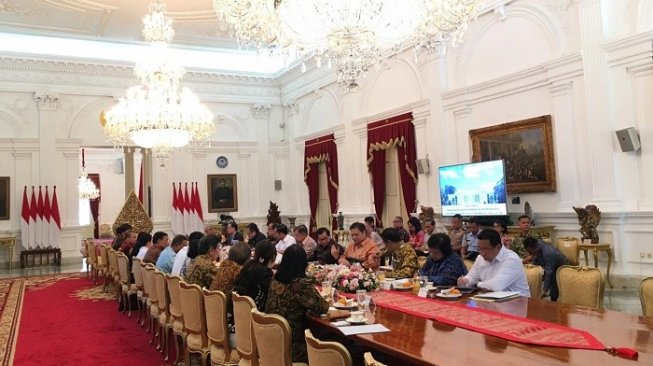 Presiden Jokowi saat pimpin rapat terbatas tentang peningkatan ekspor permebelan, rotan, dan kayu di Kantor Presiden, Jakarta, Selasa (10/9/2019). (Suara.com/Ummi HS).