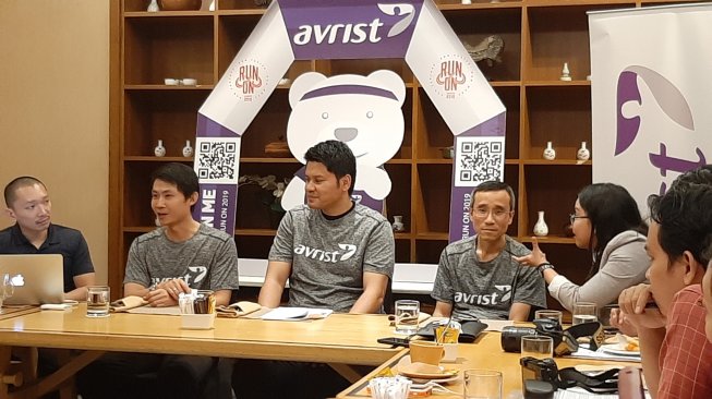 [Kedua dari kiri] dr. Hermawan Irawan, Medical Practitioner, PT Avrist Assurance dalam acara New Balance Run On 2019 di Hotel Atlet Century, Senayan, Jakarta Selatan, Kamis (12/9/2019) (Suara.com/Dini Afrianti Efendi)