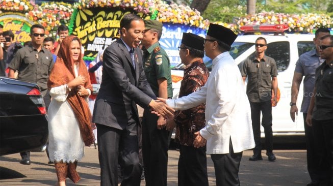 Presiden Republik Indonesia Joko Widodo melayat ke rumah duka BJ Habibie di kawasan Kuningan, Jakarta Selatan, Kamia (12/9). [Suara.com/Angga Budhiyanto]  