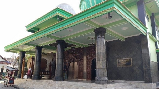 Bangunan masjid yang cukup megah berdiri di kompleks asrama santri Ponpes Al Islah Assuyuthi, Kabupaten Kediri, Jawa Timur. (Suara.com/Agus H)