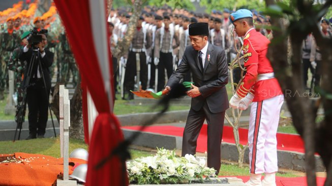 Presiden Joko Widodo di Pemakaman Bj Habibie di Taman Makam Pahlawan Kalibata, Jakarta, Kamis (12/9).  [Suara.com/Arya Manggala]