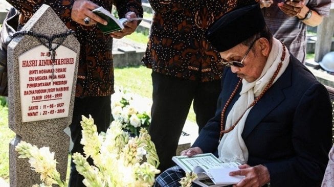 Presiden ke-3 RI B.J. Habibie ketika berziarah ke makam istrinya, Hasri Ainun Habibie, di Taman Makam Pahlawan Kalibata, Jakarta. [Antara Foto/Rivan Awal Lingga]