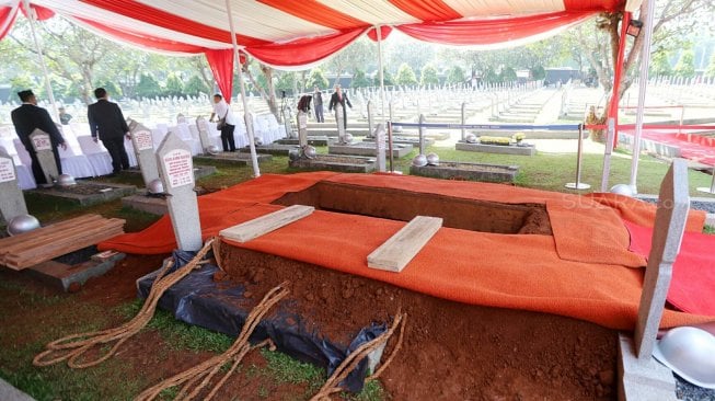 Suasana makam Presiden ke-3 RI BJ Habibie di Taman Makam Pahlawan Kalibata, Jakarta, Kamis (12/9). [Suara.com/Arya Manggala]