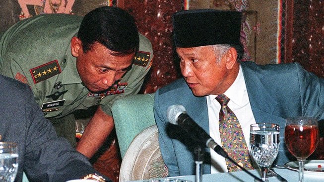 Presiden Indonesia BJ Habibie (kanan) berunding dengan Panglima Angkatan Bersenjata Jenderal Wiranto (kiri) saat makan siang di istana presiden di Jakarta 04 September 1998. [Foto/AFP]