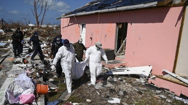 Petugas rescue mengevakuasi korban tewas akibat badai Dorian di Bahama. (AFP)