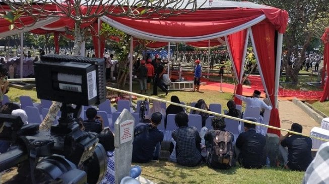 Jelang Pemakaman BJ Habibie, Aparat TNI - Polri Lakukan Gladi Bersih di TMP