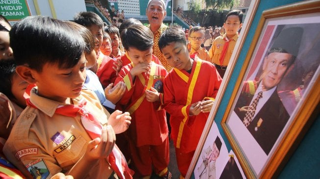 Siswa SD Al Falah Surabaya melaksanakan doa bersama untuk almarhum Presiden ke-3 Republik Indonesia BJ Habibie di Surabaya, Jawa Timur, Kamis (12/9). [ANTARA FOTO/Moch Asim]