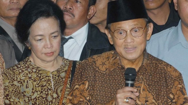 Mantan Presiden BJ Habibie (tengah) didampingi istri memberikan keterangan kepada wartawan usai menjenguk mantan presiden Soeharto di RSPP, Jakarta, Selasa (15/1/2008). [Foto/Antara]