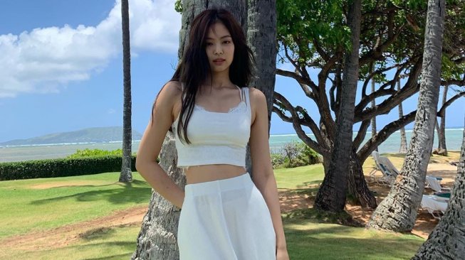 Jennie berjemur di Hawaii. (Instagram/@jennierubyjane)