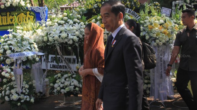 Presiden Republik Indonesia Joko Widodo melayat ke rumah duka BJ Habibie di kawasan Kuningan, Jakarta Selatan, Kamia (12/9). [Suara.com/Angga Budhiyanto]  