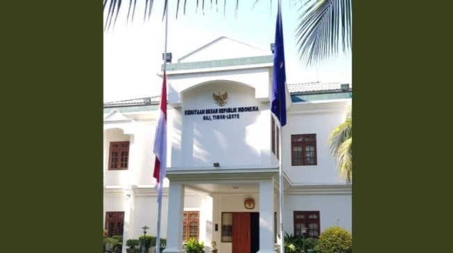 Bendera merah putih berkibar setengah tiang di depan kantor Kedubes RI di Timoe Leste. (Twitter/Sahar Sitorus)